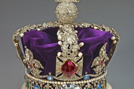 Dieses vom Buckingham Palast herausgegebenes Handout-Foto zeigt die Imperial State Crown, die bei der Krönung von König Charles III. in der Westminster Abbey in London am 6. Mai zu sehen sein wird