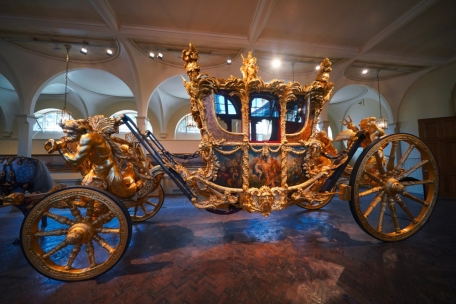 Die goldene Staatskutsche steht in den Royal Mews (Stallungen) im Buckingham Palace ausgestellt. König Charles III. und seine Königsgemahlin werden in der Diamond Jubilee State Coach, einer geschlossenen Kutsche mit sechs Pferden, am 6. Mai 2023 zu den Feierlichkeiten der Krönung fahren und diese nach der Zeremonie in der Gold State Coach, der goldenen Staatskutsche, verlassen.