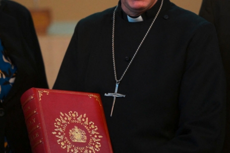 Der Erzbischof von Canterbury, Justin Welby, zeigt die Bibel, die während der Krönungszeremonie eingesetzt wird
