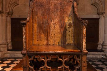 Der Krönungsstuhl, auch als „St Edward’s Stuhl“ oder „König Edwards Stuhl“ bekannt