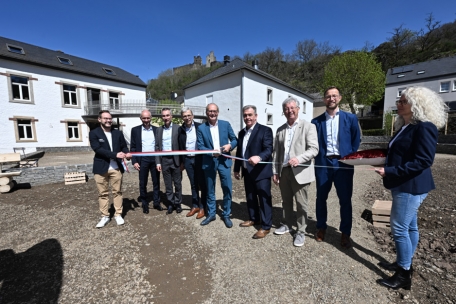 Zur offiziellen Einweihung der Geschmacksschule waren u.a. Minister Claude Turmes (M.), der Bürgermeister der Gemeinde Tandel, Ali Kaes (4.v.r.), sowie der Präsident des Naturparks Our, Emile Eicher (3.v.r.), anwesend