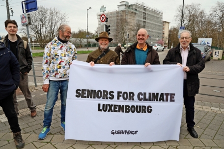 Am 29. März unterstützten die Luxemburger Schweizer Aktivistinnen bei der Einreichung einer Klage im Zusammenhang mit dem Klimawandel