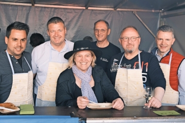 Wochenmarkt in Schengen / Kurz vor den Wahlen kochen Politiker