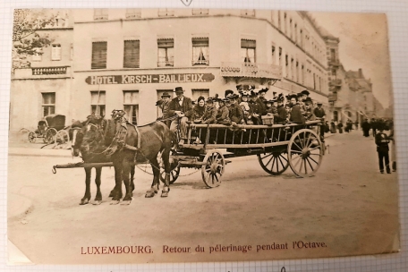 Eine Postkarte zeigt die Rückfahrt einiger Pilger nach der Oktavmesse