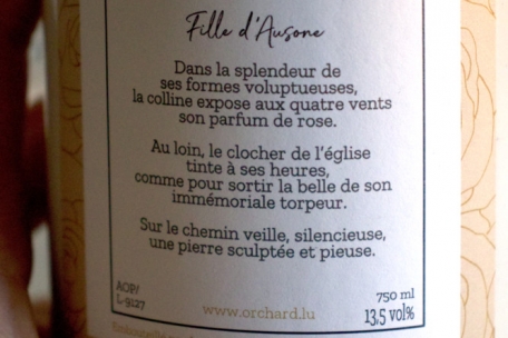 Weine mit Geschichte: Auf der Rückseite der stilisierten „Orchard“-Weinflaschen erfährt man mehr über den Weincharakter und seine Schöpferin