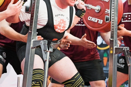 325 kg in der Kniebeuge