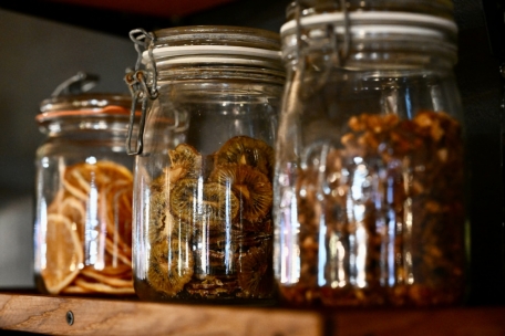 Nicht verwendete Lebensmittel werden im „Atelier culinaire“ des Restaurants haltbar gemacht