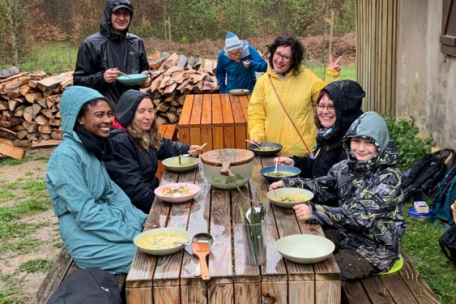 Eine Wildkräutersuppe eignet sich ideal zum gemeinsamen Schlemmen nach der Wanderung