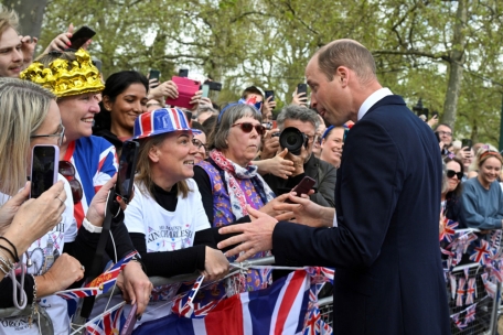 Prinz William begrüßt die Menschen vor dem Buckingham Palace