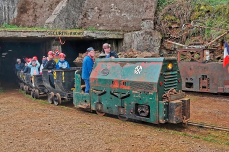 Am Haken einer anderen Deutz-Lok kommt der Eröffnungszug mit den Festgästen wieder ans Tageslicht