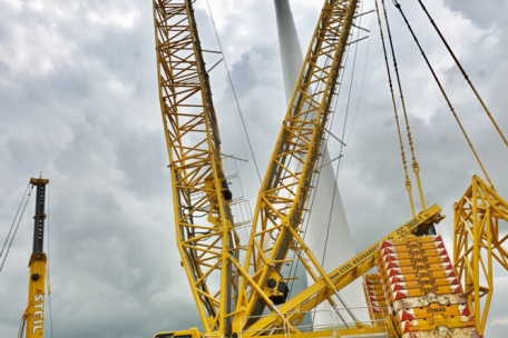 Der 175 Meter hohe Kran musste mit mehreren Schwertransportern angeliefert werden