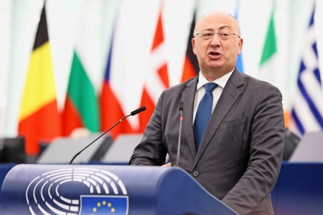 Der portugiesische EP-Abgeordnete José Manuel Fernandes sieht das EU-Budget durch die Kreditkosten zu sehr belastet
