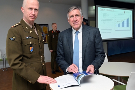 Oberstleutnant Tom Schons und Verteidigungsminister François Bausch bei der Vorstellung der neuen Richtlinien der Luxemburger Armee