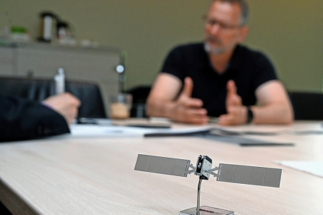 Kleines Modell eines O3b-mPOWER-Satelliten 