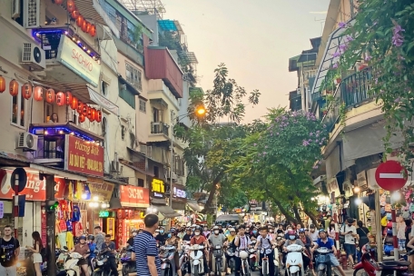 Erst mal warten: Die Luxemburger Flaneure bremsten in Hanoi den Feierabendverkehr aus