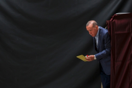 Präsident Tayyip Erdogan verlässt die Wahlkabine in Istanbul