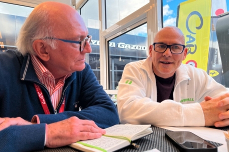 Jacques Villeneuve (r.) im Gespräch mit Tageblatt-Korrespondent Norbert Nickels