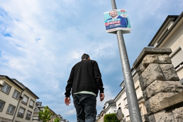 Esch / Ein Blick auf die Wahlplakat-Landschaft: „Hang ’Em High“*