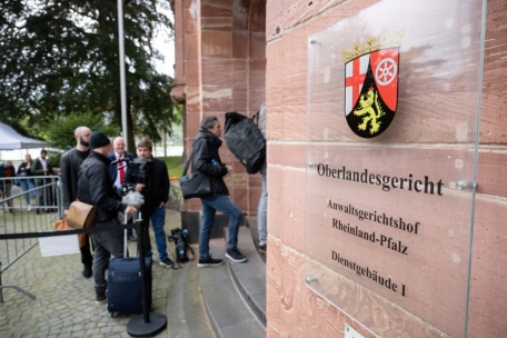 Journalisten stehen vor Prozessbeginn vor dem Oberlandesgericht an