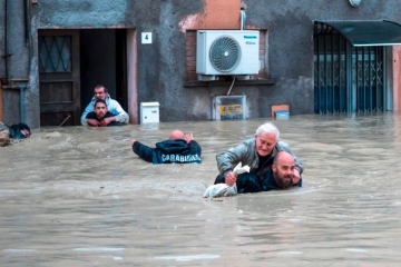 Naturgewalt / Überschwemmungen in Teilen Italiens – acht Tote, Tausende evakuiert