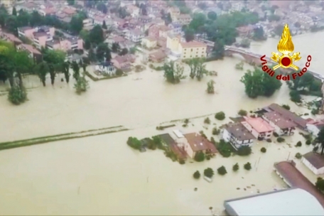 Dieses von der italienischen Feuerwehr zur Verfügung gestellte Luftbild zeigt überflutete Häuser in der norditalienischen Region Emilia Romagna