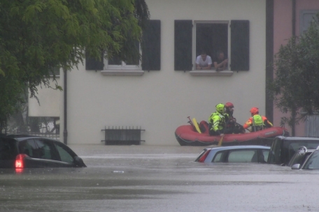 In der Stadt Cesena ist der Fluss Savio nach extremen Regenfällen über die Ufer getreten, Straßenzüge am Fluss stehen unter Wasser