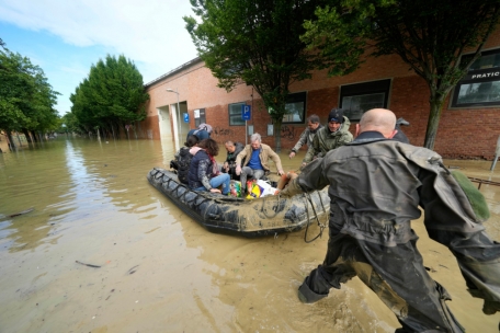 Faenza: Menschen werden aus einer überschwemmten Region mit Schlauchbooten evakuiert. 