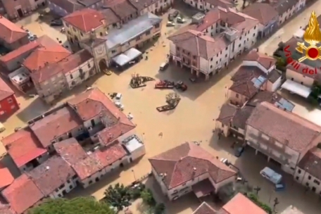 Italien, Sant'Agata sul Santerno: Blick aus einem Feuerwehrhubschrauber auf den überfluteten Stadtteil in der Provinz Ravenna. 