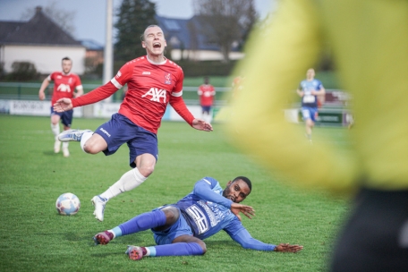 Etzella-Flügelstürmer Frederick Kyereh bringt UNK-Verteidiger Noé Ewert zu Fall