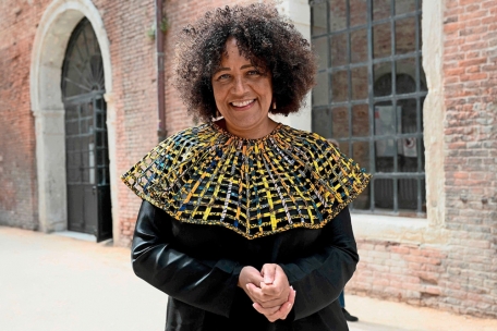 L’architecte d’origine ghanéenne et écossaise, Lesley Lokko, curatrice de la 18e Biennale d’architecture de Venise