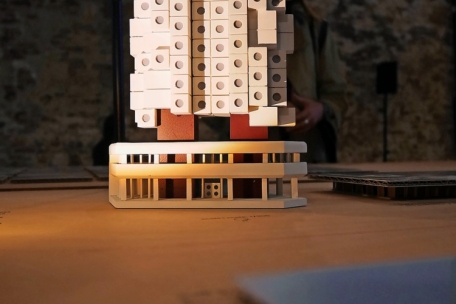 Sur le pavillon turc, un bâtiment japonais inutilement détruit: le Nagakin Capsule Tower, symbole de l’architecture métaboliste