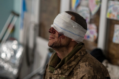 Ein verwundeter ukrainischer Soldat sitzt am 14. Mai 2023 in einem medizinischen Versorgungspunkt. 