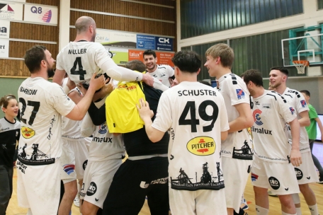 Martin Muller und Sacha Pulli werden auf den Schultern ihrer Teamkollegen verabschiedet