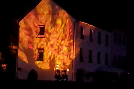 H&auml;userw&auml;nde dienten als Projektionsfl&auml;che