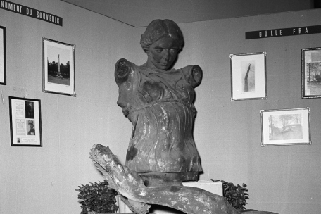 Sie war nie wirklich weg: die Reste der „Gëlle Fra“ 1955 bei einer Ausstellung der Resistenzbewegungen