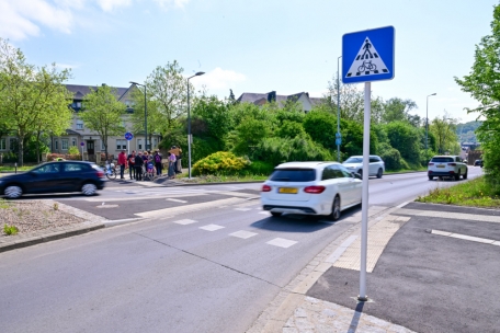 Die aus dem Escher Zentrum kommenden Autofahrer sehen Fußgänger und Radfahrer an diesem Zebrastreifen sehr spät. Die Linken fordern deswegen ein Tempolimit, straßenbauliche Maßnahmen und v.a. eine bessere Signalisierung.  