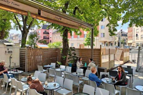 Die Terrasse des Babbocaffè und der Holzzaun