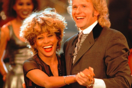 1996: Nach ihrer gewonnenen Wette bei der Fernsehsendung „Wetten, dass..“ tanzt US-Popstar Tina Turner mit Moderator Thomas Gottschalk einen Wiener Walzer. 