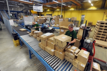 Post / Arbeiten auf Hochtouren: Bis zu 45.000 Pakete durchlaufen täglich das Verteilzentrum in Bettemburg