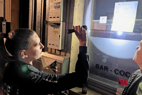 Wenn die Polizisten die Cafés kontrollieren, fragen sie auch immer nach den Papieren