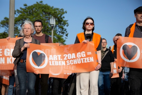 Unterstützer der Klimaaktivisten von Letzte Generation demonstrieren am 26. Mai 2023 in Berlin.