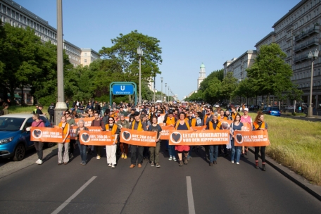 26.05.2023, Berlin: Unterstützer der Klimaaktivisten von Letzte Generation demonstrieren in Berlin gegen die Einstufung als kriminelle Vereinigung durch die Behörden.