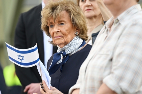 Charlotte Knobloch, frühere Präsidentin des Zentralrats der Juden in Deutschland, demonstriert vor dem Konzert