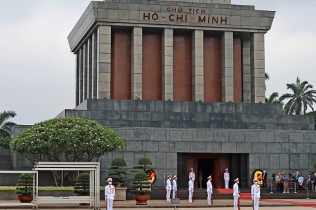 Einer der ernsten Momente: Besuch des Mausoleums von Ho Chi Minh in Hanoi