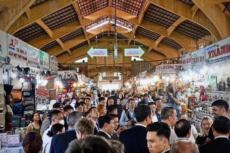 Wimmelbild mit Premier im Markt von Ho-Chi-Minh-Stadt
