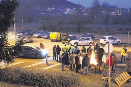 Demo für die Umgehungsstraße: Lokalpolitiker, Einwohner und Vertreter der Gewerkschaft OGBL blockierten am 21. Dezember 2007 früh morgens die Straße an der Grenze in Audun-le-Tiche. Das Ziel der Protestaktion war: den langjährigen Forderungen nach einer Umgehungsstraße um Audun-le-Tiche noch mal Ausdruck zu verleihen. Der Protest wandte sich gegen die französischen Behörden. Denn, wie das Tageblatt schrieb: „Während im Großherzogtum schon an der Verbindung Micheville-Belval („projet de la Liaison Micheville“) gearbeitet werde, passiert in Frankreich zurzeit überhaupt nichts.“