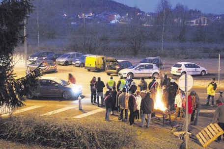 Demo für die Umgehungsstraße: Lokalpolitiker, Einwohner und Vertreter der Gewerkschaft OGBL blockierten am 21. Dezember 2007 früh morgens die Straße an der Grenze in Audun-le-Tiche. Das Ziel der Protestaktion war: den langjährigen Forderungen nach einer Umgehungsstraße um Audun-le-Tiche noch mal Ausdruck zu verleihen. Der Protest wandte sich gegen die französischen Behörden. Denn, wie das Tageblatt schrieb: „Während im Großherzogtum schon an der Verbindung Micheville-Belval („projet de la Liaison Micheville“) gearbeitet werde, passiert in Frankreich zurzeit überhaupt nichts.“