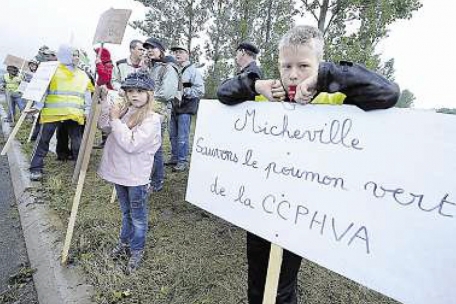 Protest gegen die neue Straße: Beim Spatenstich zum französischen Teil der Straße im Juli 2012 kritisierten Menschen aus den betroffenen Gemeinden, dass durch den Bau der Straße die Eisenbahnstrecke zwischen Fontoy und Audun-le-Tiche zerstört werde. Zudem bemängelten sie, dass die zweispurige Straße mitten durch Audun-le-Tiche laufe, was im Endeffektzu einer höheren Verkehrs- und Umweltbelastung innerhalb der kleinen Ortschaften führe.