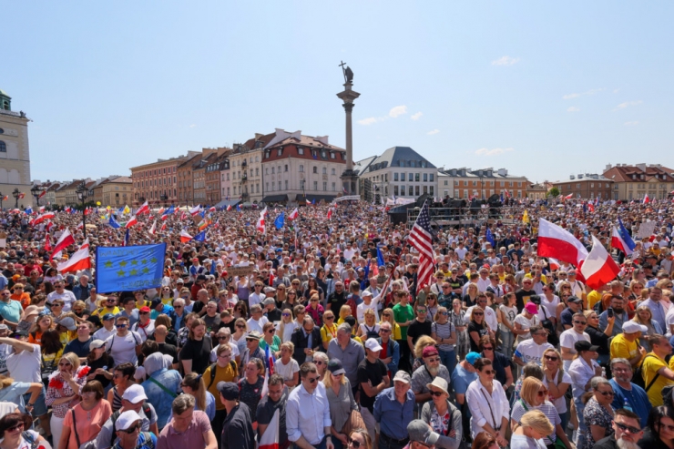 In Warschau / „Jetzt räumen wir auf!“: Polens Opposition marschiert für demokratische Wahlen