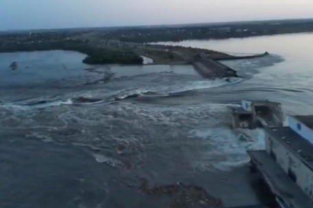 Dieses vom ukrainischen Präsidialamt über AP veröffentlichte Videostandbild zeigt Wasser, das durch einen Durchbruch im Kachowka-Staudamm fließt
